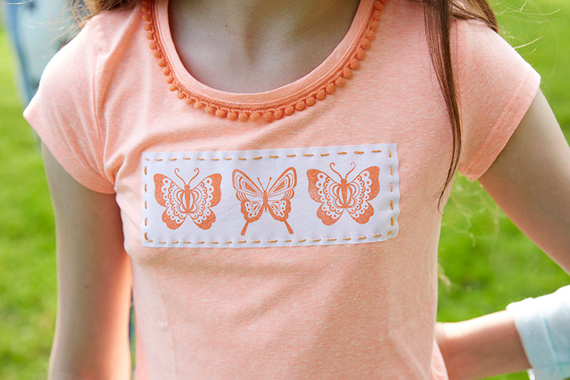 Personnaliser un t-shirt avec des tampons papillons